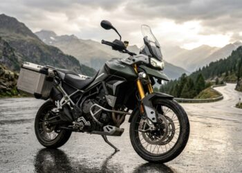 A adventure de 900 cc e 108 cv quer vender viagem longa sem deixar a eletrônica parecer enfeite de painel caro