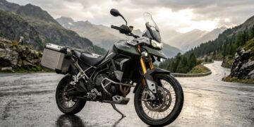 A adventure de 900 cc e 108 cv quer vender viagem longa sem deixar a eletrônica parecer enfeite de painel caro