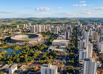 Esse polo socioeconômico do Triângulo Mineiro fica a 530 km de Belo Horizonte e abriga a maior infraestrutura atacadista da América Latina