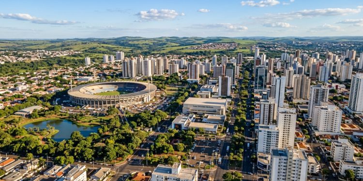 Esse polo socioeconômico do Triângulo Mineiro fica a 530 km de Belo Horizonte e abriga a maior infraestrutura atacadista da América Latina