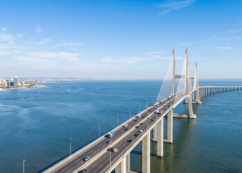 A Ponte Vasco da Gama tem 17,2 km sobre o estuário do Tejo e foi construída em apenas 3 anos para ser inaugurada na Expo 98 de Lisboa