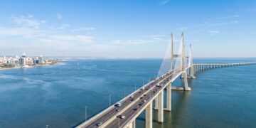 A Ponte Vasco da Gama tem 17,2 km sobre o estuário do Tejo e foi construída em apenas 3 anos para ser inaugurada na Expo 98 de Lisboa