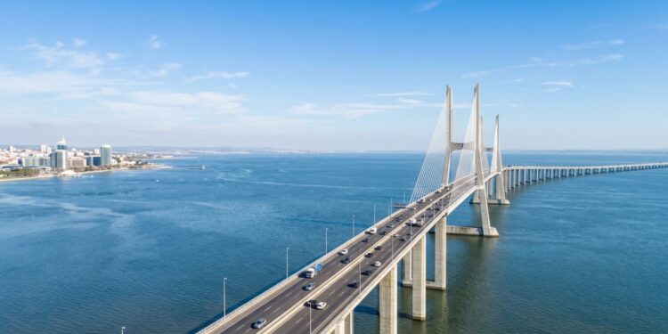 A Ponte Vasco da Gama tem 17,2 km sobre o estuário do Tejo e foi construída em apenas 3 anos para ser inaugurada na Expo 98 de Lisboa