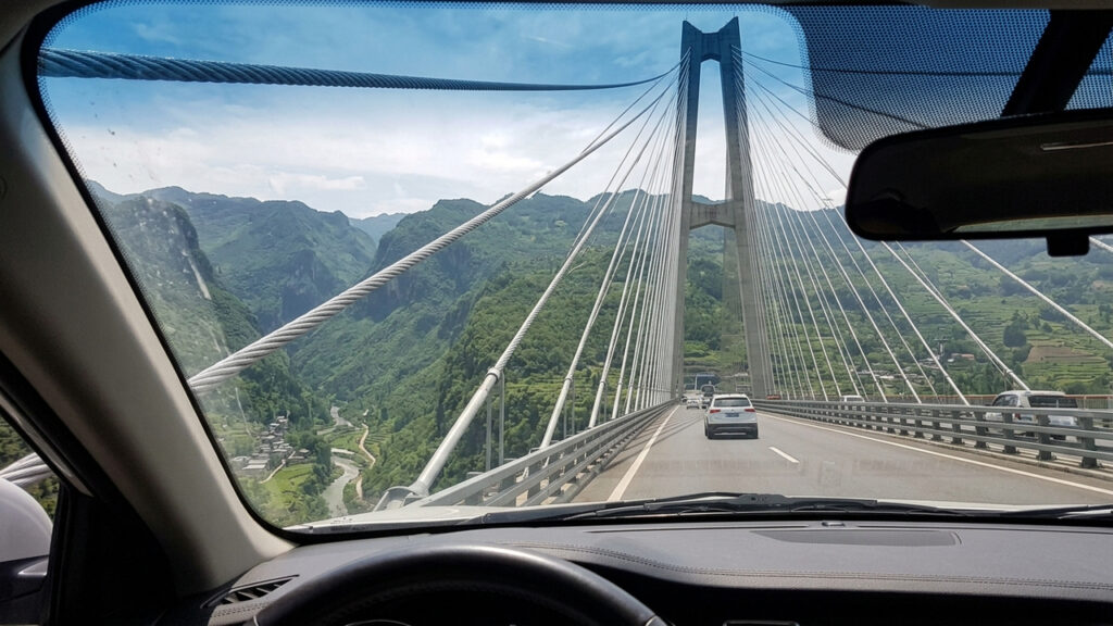 Erigida a impressionantes 565 metros acima de um desfiladeiro rochoso na China, a gigantesca estrutura estaiada figura entre as pontes mais altas do mundo