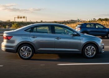 O sedã de 521 litros que parece discreto por fora esconde um porta-malas capaz de constranger muito SUV compacto