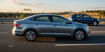 O sedã de 521 litros que parece discreto por fora esconde um porta-malas capaz de constranger muito SUV compacto