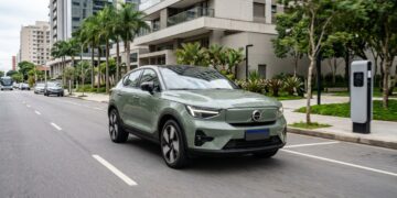 O crossover elétrico que passa dos 380 km de autonomia tenta transformar recarga em detalhe planejado e não em medo diário