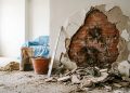 Quanto um pedreiro cobra para fazer o reboco completo de uma sala de 20 m² em 2026?