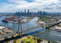 Erguida em Melbourne, com 2,5 km de extensão sobre as águas do Rio Yarra, a imponente rodovia elevada é um dos maiores corredores viários do país