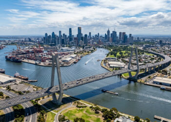 Erguida em Melbourne, com 2,5 km de extensão sobre as águas do Rio Yarra, a imponente rodovia elevada é um dos maiores corredores viários do país