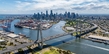 Erguida em Melbourne, com 2,5 km de extensão sobre as águas do Rio Yarra, a imponente rodovia elevada é um dos maiores corredores viários do país