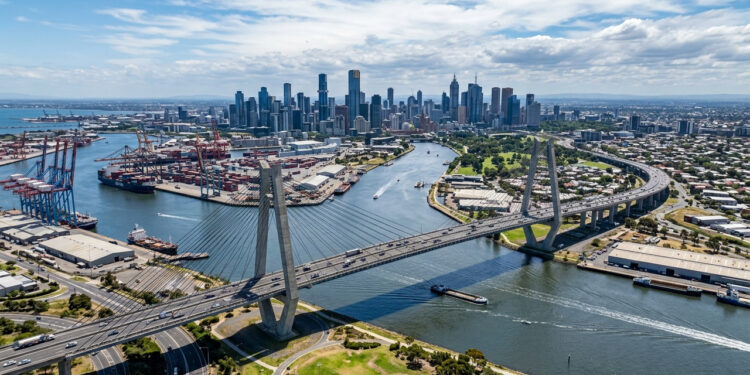 Erguida em Melbourne, com 2,5 km de extensão sobre as águas do Rio Yarra, a imponente rodovia elevada é um dos maiores corredores viários do país