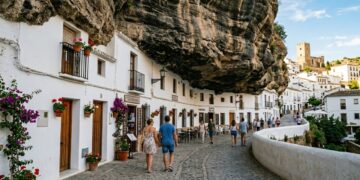 O labirinto de ruas na Espanha onde 2900 moradores vivem sob milhares de toneladas de rocha maciça