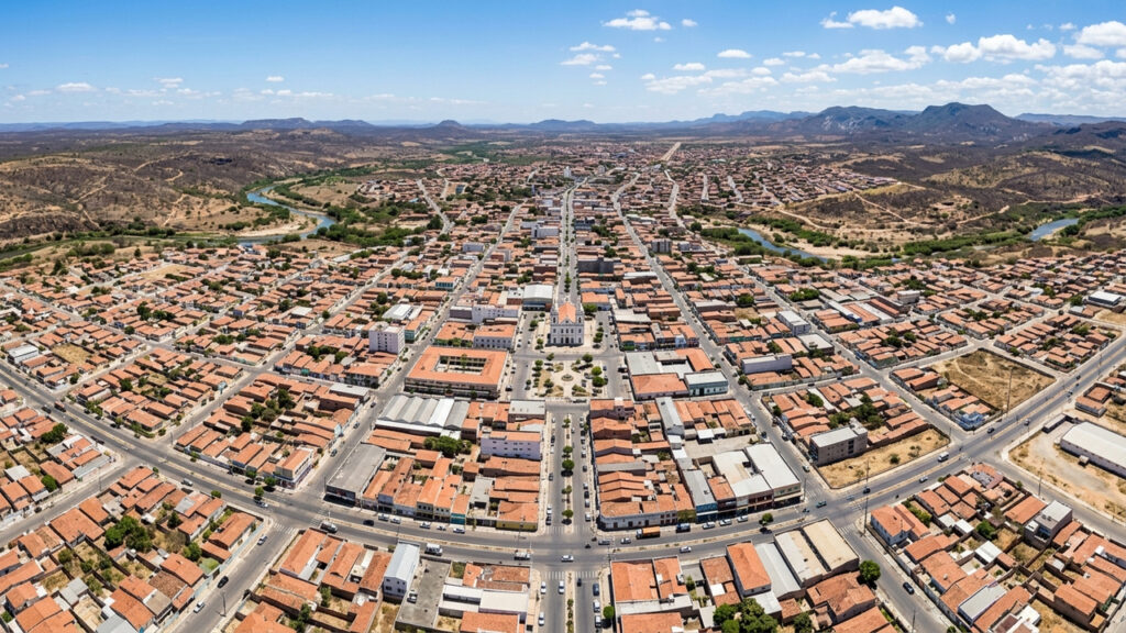 Cidade do interior da Paraíba, situada no coração do Sertão, sedia um grandioso São João que reúne mais de 100 mil pessoas em suas festividades