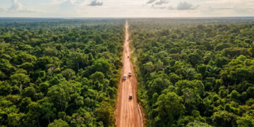 Com 4.260 km de extensão, e construída a partir de 1972, a rodovia federal cruza o norte do país, ligando o Nordeste ao coração da floresta