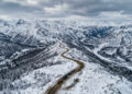 Com 2.032 km de extensão pela gélida Sibéria, a lendária estrada de ossos russa liga Yakutsk a Magadan em um trajeto de isolamento extremo