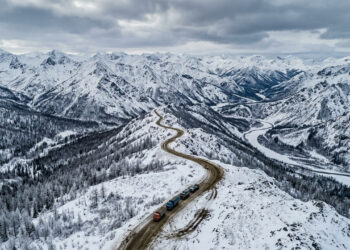Com 2.032 km de extensão pela gélida Sibéria, a lendária estrada de ossos russa liga Yakutsk a Magadan em um trajeto de isolamento extremo