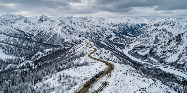 Com 2.032 km de extensão pela gélida Sibéria, a lendária estrada de ossos russa liga Yakutsk a Magadan em um trajeto de isolamento extremo