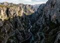 Margeando o desfiladeiro mais longo da Espanha por 21 km de extensão, a sinuosa rodovia de Cantábria passa por paredões de rocha de 600 metros