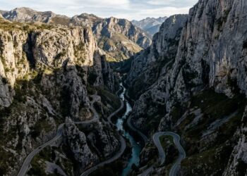 Margeando o desfiladeiro mais longo da Espanha por 21 km de extensão, a sinuosa rodovia de Cantábria passa por paredões de rocha de 600 metros