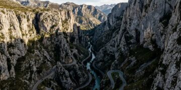 Margeando o desfiladeiro mais longo da Espanha por 21 km de extensão, a sinuosa rodovia de Cantábria passa por paredões de rocha de 600 metros