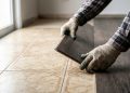 Quanto um instalador cobra para colocar piso laminado sobre a cerâmica antiga em 3 quartos médios em 2026?