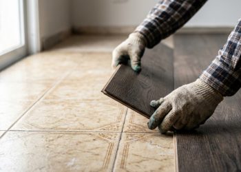 Quanto um instalador cobra para colocar piso laminado sobre a cerâmica antiga em 3 quartos médios em 2026?