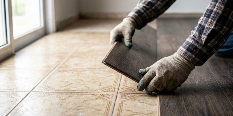 Quanto um instalador cobra para colocar piso laminado sobre a cerâmica antiga em 3 quartos médios em 2026?