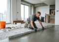 Quanto um pedreiro cobra para nivelar o contrapiso de um apartamento em 2026 antes de instalar piso novo