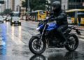 A street de 250 cilindradas com ABS nas duas rodas quer ser a escolha de quem descobriu que frear bem vale mais que correr muito