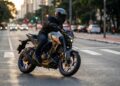 Conectividade no celular e motor de 321 cc fazem esta naked parecer feita para quem quer tecnologia sem perder agressividade