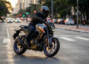 Conectividade no celular e motor de 321 cc fazem esta naked parecer feita para quem quer tecnologia sem perder agressividade