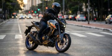 Conectividade no celular e motor de 321 cc fazem esta naked parecer feita para quem quer tecnologia sem perder agressividade