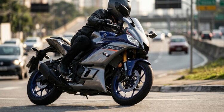 Carenagem esportiva e 41,3 cv fazem esta 321 cc parecer moto de pista antes mesmo de sair da garagem