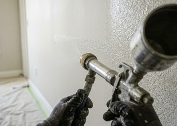 Nem reboco nem 3 demãos de tinta: o revestimento projetado que impermeabiliza e colore a fachada em uma única aplicação rápida
