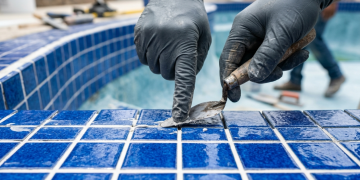 Piscina de fibra ou de alvenaria: qual o custo real de cada uma em 2026 e o que ninguém avisa sobre manutenção mensal