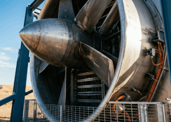 Esta usina no deserto captura carbono direto do ar com ventiladores gigantes e usa energia solar para criar querosene sintético idêntico ao fóssil, mas com emissão quase zero