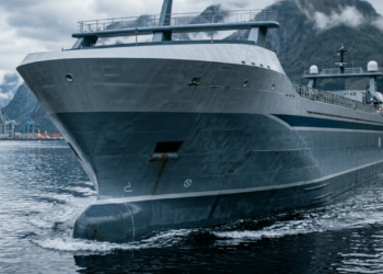 O cargueiro elétrico norueguês que navega sem emissões entre fábricas e portos troca milhares de viagens de caminhão por uma rota autônoma no fiorde