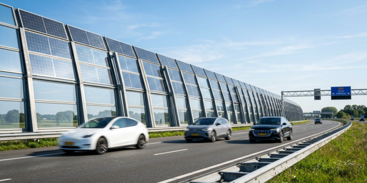 A Holanda transformou as barreiras de som das rodovias em usinas solares e agora gera eletricidade limpa sem ocupar um centímetro de terra nova