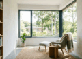 A janela de canto que parece luxo de casa de arquiteto, mas pode levar luz para dois lados da sala e fazer um terreno estreito respirar melhor
