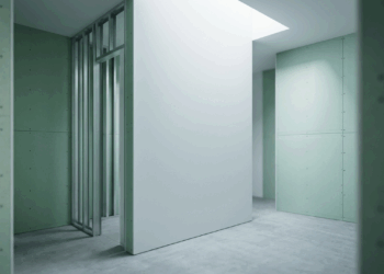 Esta placa de drywall verde com aditivos hidrofugantes parece papelão frágil, mas cria paredes de banheiro perfeitamente retas e prontas para receber azulejo em fração do tempo da alvenaria