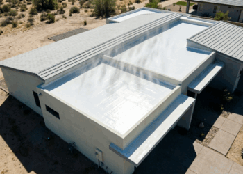 Diga adeus ao telhado escuro que transforma a casa em forno: a cobertura fria que reflete mais sol e absorve menos calor que a telha convencional