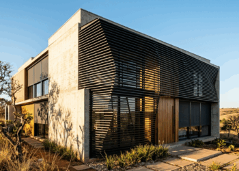 Não é pergolado decorativo, nem toldo de lona comum: o brise móvel que muda de posição ao longo do dia e controla o sol antes que ele aqueça a sala