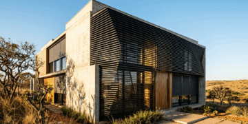 Não é pergolado decorativo, nem toldo de lona comum: o brise móvel que muda de posição ao longo do dia e controla o sol antes que ele aqueça a sala