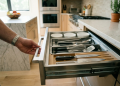 Liberdade de layout: como a modularidade em aço inox transforma o design da sua cozinha