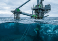 A turbina flutuante de 72 metros presa no mar da Escócia usa duas hélices submersas para transformar a força das marés em eletricidade limpa sem barragens