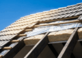 Nem manta térmica mal colocada, nem forro virando estufa: a barreira radiante aluminizada que reflete o calor antes de ele descer para dentro da casa