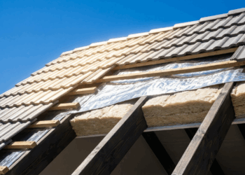 Nem manta térmica mal colocada, nem forro virando estufa: a barreira radiante aluminizada que reflete o calor antes de ele descer para dentro da casa