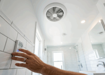 Nem parede descascando no banheiro, nem mofo voltando no teto: o exaustor com sensor de umidade que liga sozinho quando o vapor passa do limite