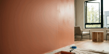 Nem tinta forte com cheiro químico, nem quarto fechado depois da reforma: a pintura de baixo VOC que reduz vapores invisíveis no ar interno